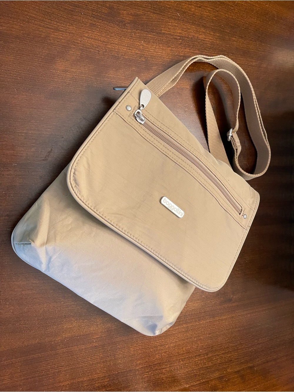 NWOT Baggallini Tan Crossbody Bag Out and About Travel Bag - Picture 3 of 10